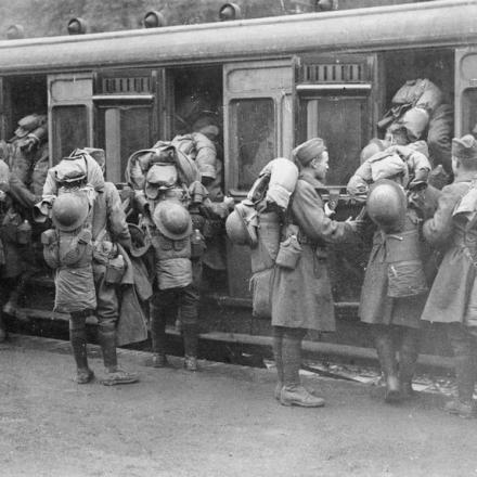 Truppe americane che salgono sul treno che le porterà ad imbarcarsi per l'oltremare dopo aver assistito alla celebrazione nella cattedrale di Winchester. © IWM (Q 31219)