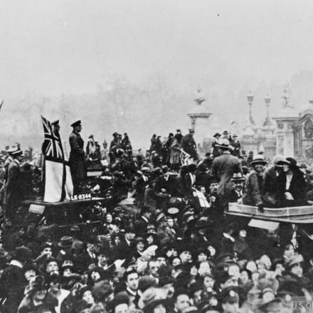 Folla a Buckingham Palace che celebra la firma dell'armistizio. Londra, 11 novembre 1918. © IWM (Q 56642)
