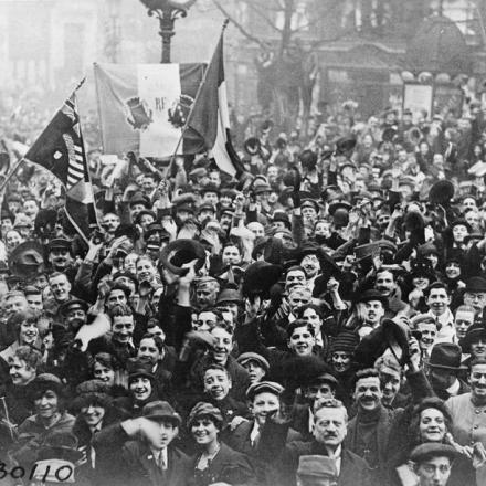 Folla che festeggia nel Boulevard di Parigi, l'11 novembre 1918. © IWM (Q 69030)