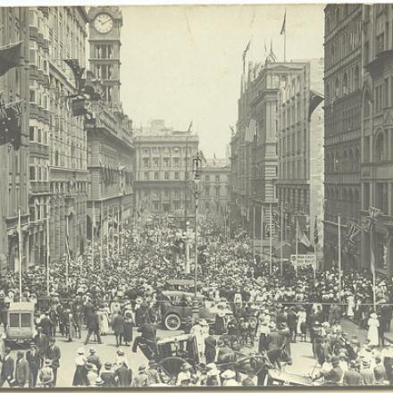 Celebrazioni per l'Armistizio sulla Moore Street a Sidney (Australia) il 11 Novembre 1918