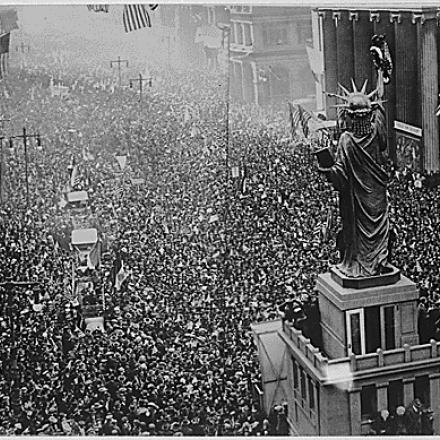 Celebrazioni per l'armistizio a Broad Street, Philadelphia, l'11 novembre 1918. 
