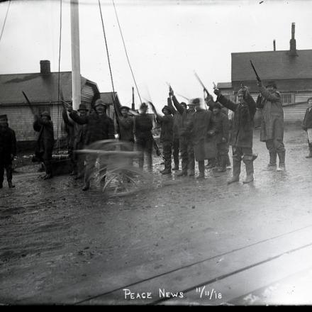 In Alaska uomini armati festeggiano la pace, il 11 Novembre 1918