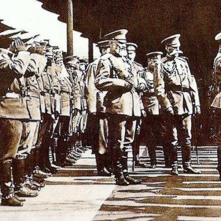 Lo zar Nicola II passa in rassegna un reparto di fanteria russo all'inizio della guerra mondiale. 