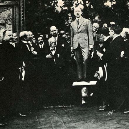 Gabriele D'Annunzio dopo il discorso di Quarto