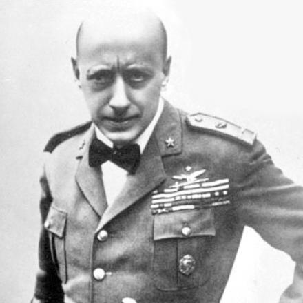 Gabriele D'Annunzio nell'uniforme della Regia Aeronautica