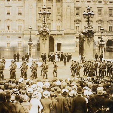  Agosto 1914 - 2 ° Battaglione Granatieri con  Re Giorgio V fuori da Buckingham Palace 