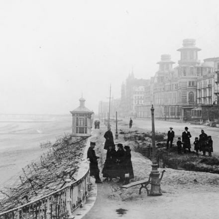 Trincee tedesche e filo spinato sul lungomare della città belga di Blankenberge. © IWM (Q 70756)