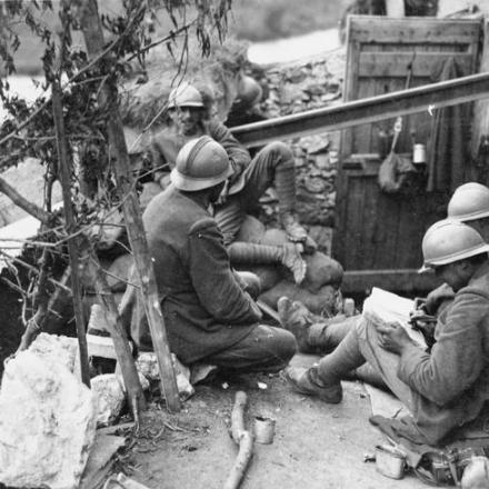 Soldati italiani che scrivono lettere durante un momento di tranquillità. © IWM Q 65124