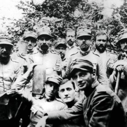 Il Tenente Francesco Bucci (con il bossolo in spalla)