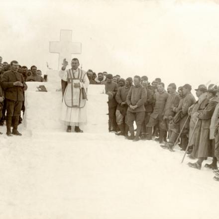 Un prete dice messa all'aperto con un altare fatto di ghiaccio, ©Archivio Corbis