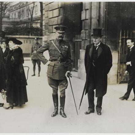 Parigi. Lord Kitchener e Sir Edward Gray si recano alla Seconda conferenza interalleata di Chantilly. © Bibliothèque Historique de la Ville de Paris 