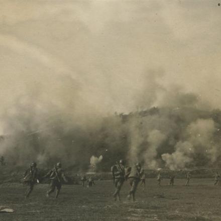 Soldati italiani all'assalto delle postazioni nemiche