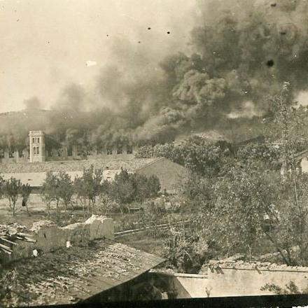 Un incendio dovuto ai bombardamenti a Monfalcone, dove’è schierata la brigata Bergamo. Fonte: Gruppo L'Espresso e l'Archivio diaristico nazionale di Pieve Santo Stefano 