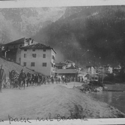 Alpini in marcia verso il Col di Lana - Fonte:  © Bologna, Museo civico del Risorgimento