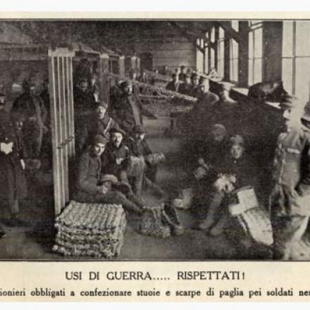 Mauthausen prigionieri obbligati a confezionare stuoie e scarpe di paglia per i soldati nemici. Dal volume: G. Casarico, Esilio indomito, - © Bologna, Museo civico del Risorgimento