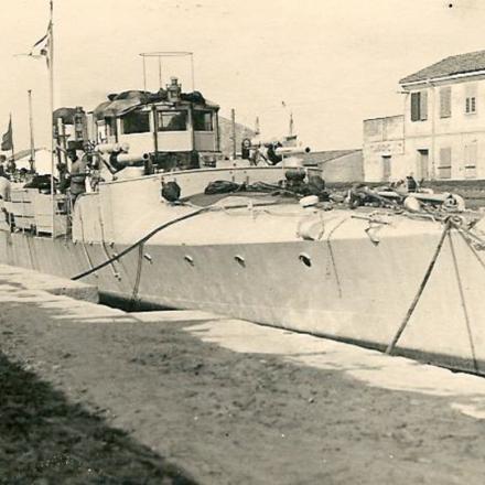 Una nave da guerra. Fonte: Gruppo L'Espresso e l'Archivio diaristico nazionale di Pieve Santo Stefano