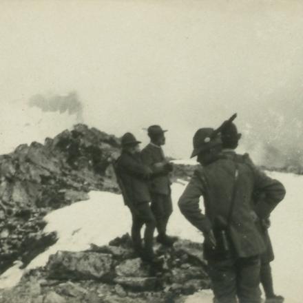 Alpini tra la neve - Fondo fotografico Monelli, biblioteca Antonio Baldini