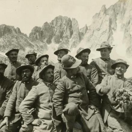 Paolo Monelli, Soldati del mio plotone a Cima d'Asta, 1916. Fonte: Fondo fotografico Monelli, Biblioteca statale Antonio Baldini.