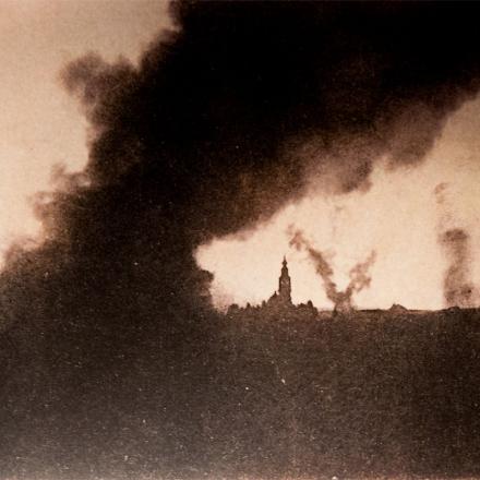 Asiago in fiamme nel maggio 1916 - Immagine di pubblico dominio