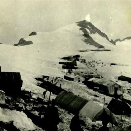 Adamello: baraccamenti e ricoveri - Fonte Reparto fotocinematografico dell'Esercito