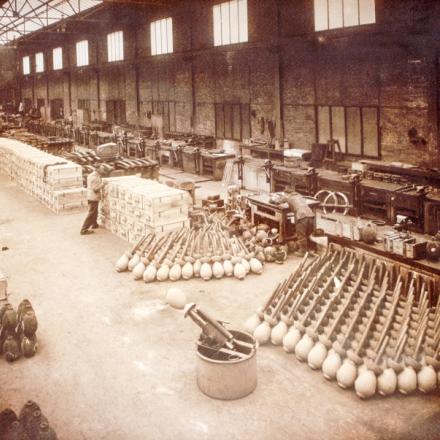 Una fabbrica di munizioni Ansaldo a Genova. Archivio Corbis. Fonte: Gruppo L'Espresso e Archivio diaristico nazionale di Pieve Santo Stefano