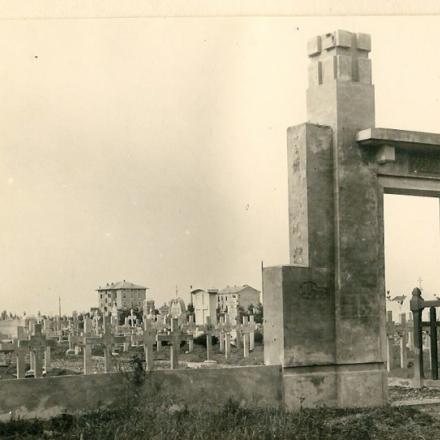 Il cimitero di Monfalcone - Fondo Arturo Busto. Fonte: Gruppo L'Espresso e Archivio diaristico nazionale di Pieve Santo Stefano