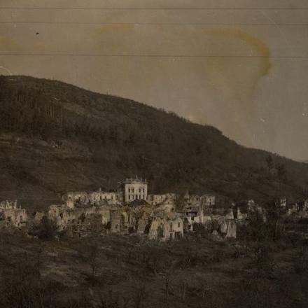 Paesi distrutti dall'artiglieria alle falde del Podgora - Fonte: ©Museo civico del Risorgimento di Bologna