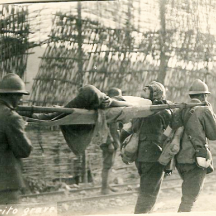 Un ferito grave - Fondo Arturo Busto. Fonte: Gruppo L'Espresso e Archivio diaristico nazionale di Pieve Santo Stefano