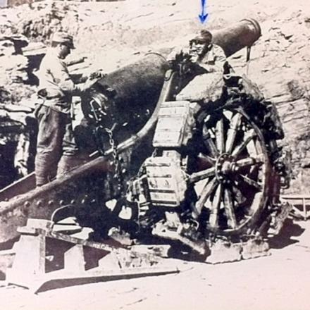 Otello Ferri (segnalato dalla freccia) sopra un cannone. Fonte: Gruppo L'Espresso e Archivio diaristico nazionale di Pieve Santo Stefano