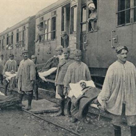 Trasporto di militari feriti - Fonte: Dal volume La Guerra. Vol.15: I servizi logistici.