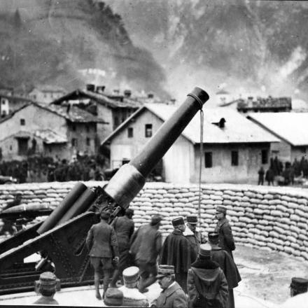 Obice da 420mm. E' il calibro più potente usato dall'esercito italiano nella Grande Guerra, sparava granate del peso di circa 1000 kg. – Fonte:©Museo civico del Risorgimento di Bologna 