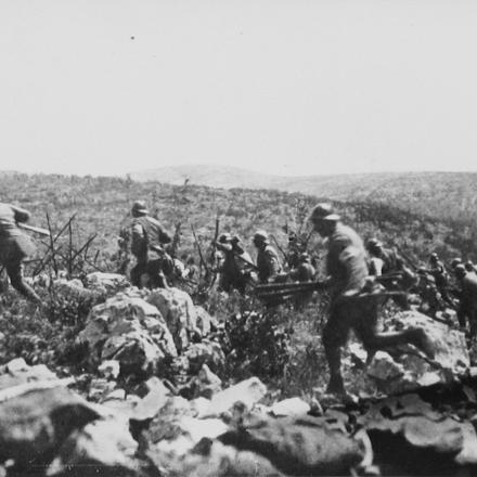 Fanti italiani escono dalle trincee sull'Isonzo - Fonte: Difesa.it