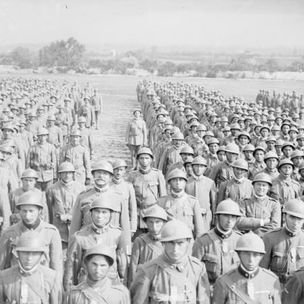 Truppe italiane ascoltano il discorso del loro Generale - Fonte: © IWM (Q 25744)