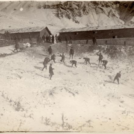 Battaglia a palle di neve tra commilitoni. Fondo Renzo Re - Fonte: Gruppo L'Espresso e Archivio diaristico nazionale di Pieve Santo Stefano
