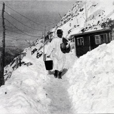 Soldato in equipaggiamento da neve - Fonte: L'Illustrazione italiana, 17 dicembre 1916 Soldato in equipaggiamento da neve - Fonte: L'Illustrazione italiana, 17 dicembre 1916