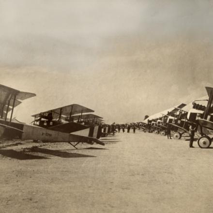 Uno squadrone aereo italiano si prepara per una missione. Archivio Corbis - Fonte: Gruppo L'Espresso e Archivio diaristico nazionale di Pieve Santo Stefano