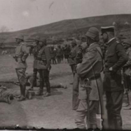 Ismail Enver e Otto von Feldmann passano in rassegna le truppe