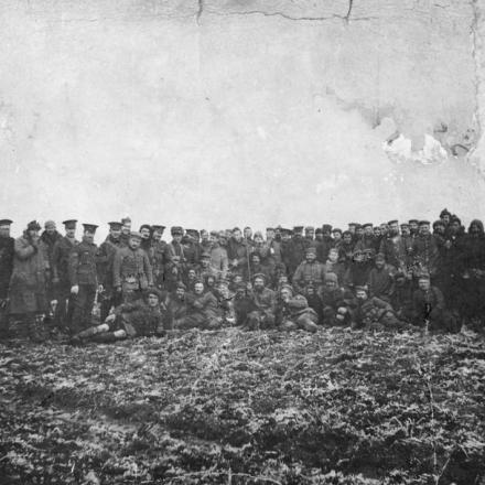 Soldati dei, Gordon Highlanders fraternizzano con i soldati tedeschi nel settore Rue de Quesnes durante la tregua di Natale, 1914. © IWM Q 64568