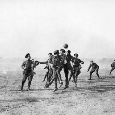 Soldati che giocano a calcio nella terra di nessuno durante la tregua di Natale del 1914. © Universal History Archive/UIG/Getty Images