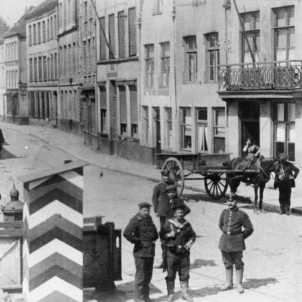 Marinai tedeschi occupano un posto di blocco a Bruges.© IWM (Q 88147)