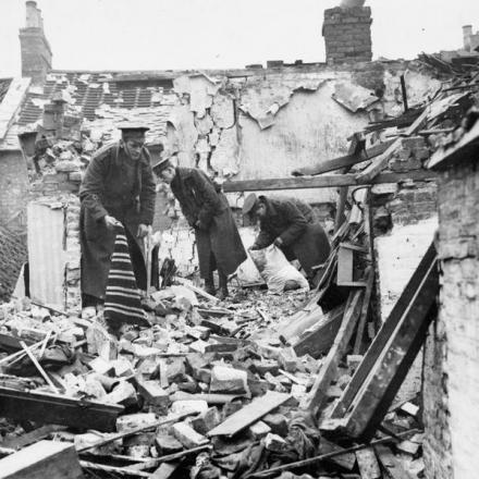 Tre soldati britannici rimuovono i detriti in seguito al raid dello Zeppelin. King's Lynn, 19 gennaio 1915. © IWM Q 53589
