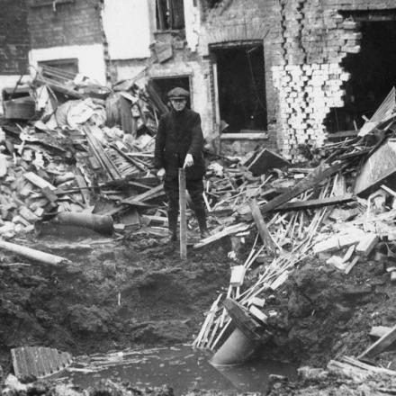 Un civile in Albert Street tra le macerie causate dal raid Zeppelin su King's Lynn, 19 gennaio 1915. © IWM Q 53600