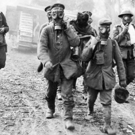 Soldati a Ypres con le maschere antigas