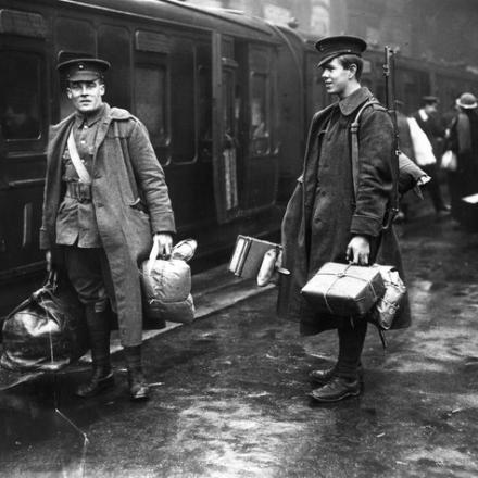 Due soldati inglesi in partenza da Victoria Station