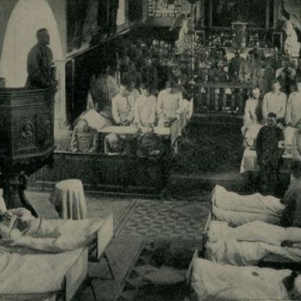 Preghiera in una chiesa francese