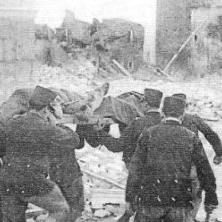 Soldati tra le macerie