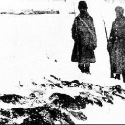 Soldati russi recuperano i corpi dei caduti