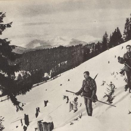 Pattuglia telefonica delle legioni polacche sugli sci. Kirlibaba, gennaio 1915. © Wikipedia - Author unknown - public domain