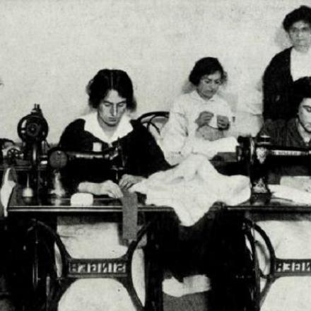 Donne inglesi cuciono uniformi per i soldati