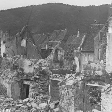 Il bombardamento di Thann. © B. N. F.  - Agence Rol ark_12148_btv1b69085781